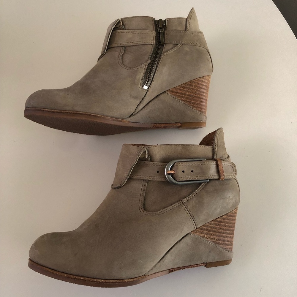 J Shoes wedge bootie ankle boots sand tan cream suede size 7.5